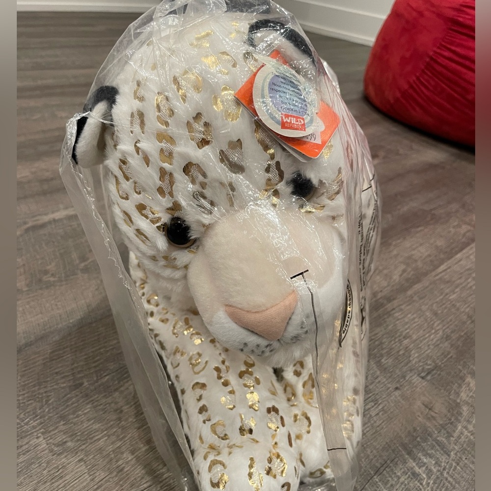 NWT White Snow Leopard - Foilkins Jumbo 30”